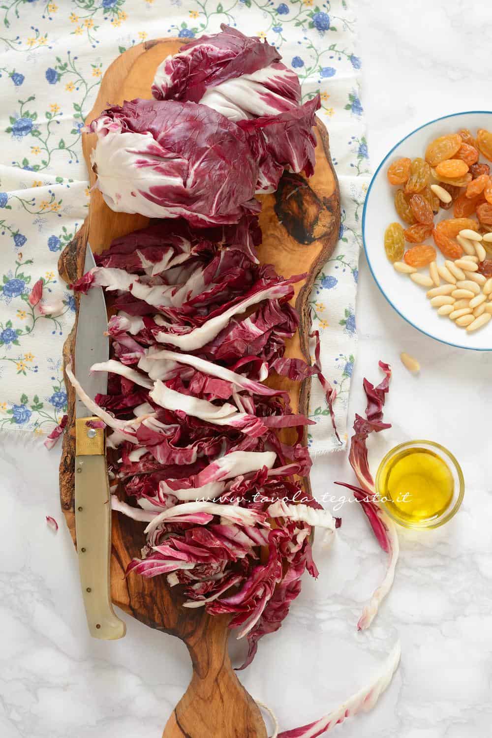 Affettare il Radicchio - Ricetta Insalata di Radicchio con pinoli e uva secca Affettare il Radicchio - Ricetta Insalata di Radicchio con pinoli e uva secca