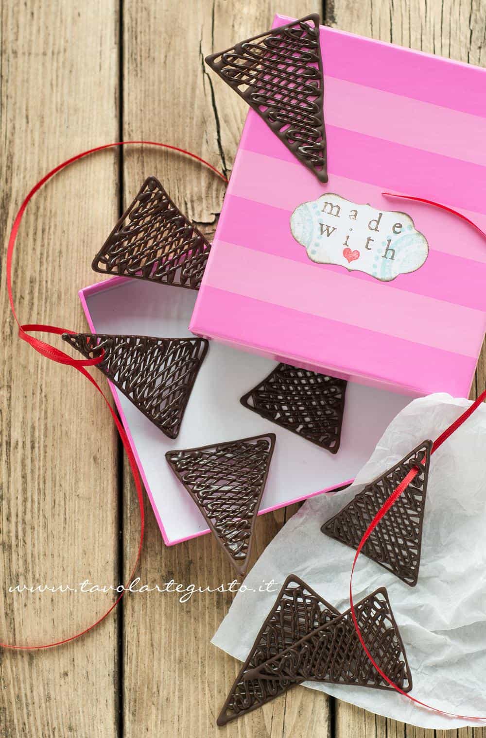 Decorazioni di cioccolato - Ricetta Decorazioni di cioccolato Decorazioni di cioccolato - Ricetta Decorazioni di cioccolato