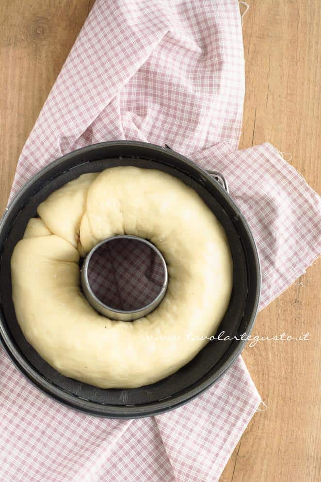 Disporre il rotolo in uno stampo a ciambella -Ricetta Brioche Salata agli Albumi Disporre il rotolo in uno stampo a ciambella -Ricetta Brioche Salata agli Albumi