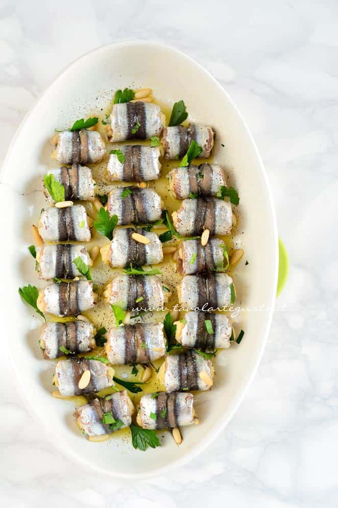 Involtini di Alici ripiene pronte per essere infornate - Ricetta Alici ripiene al forno Involtini di Alici ripiene pronte per essere infornate - Ricetta Alici ripiene al forno