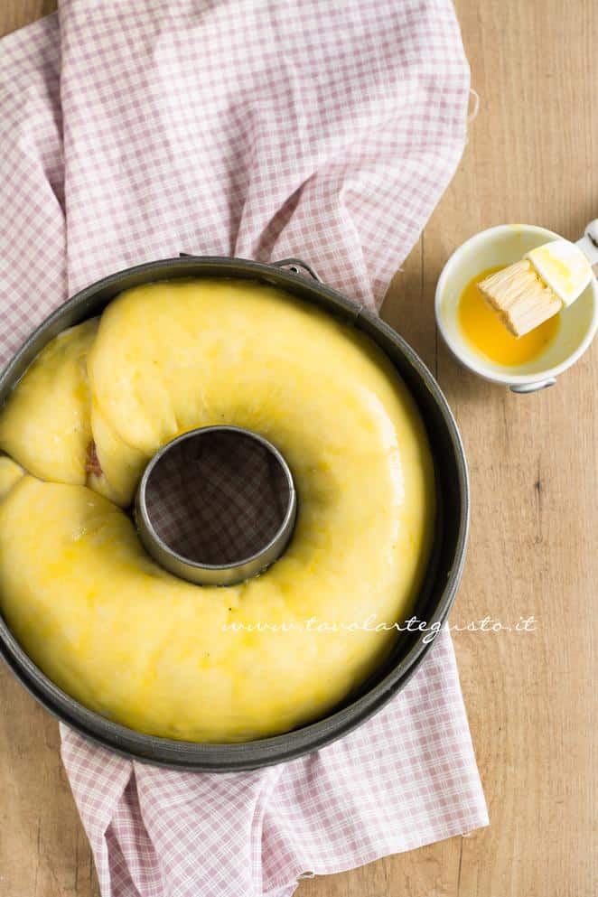 Pennellare con tuorlo e acqua la brioche pronta da infornare -Ricetta Brioche Salata agli Albumi Pennellare con tuorlo e acqua la brioche pronta da infornare -Ricetta Brioche Salata agli Albumi