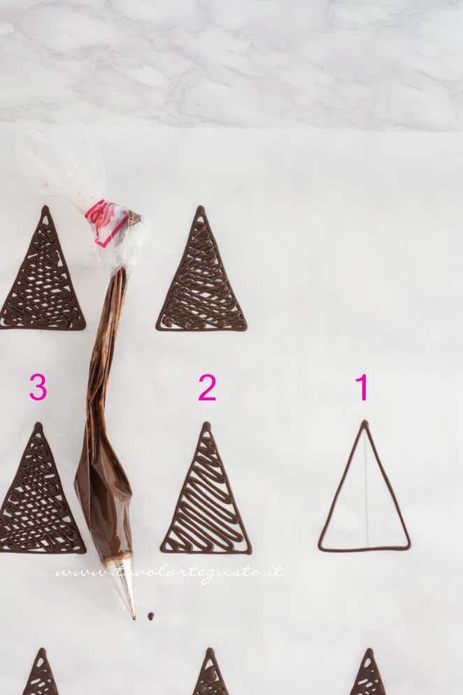 Realizzare triangoli di cioccolato con la sac à poche - Ricetta Decorazioni di cioccolato Realizzare triangoli di cioccolato con la sac à poche - Ricetta Decorazioni di cioccolato