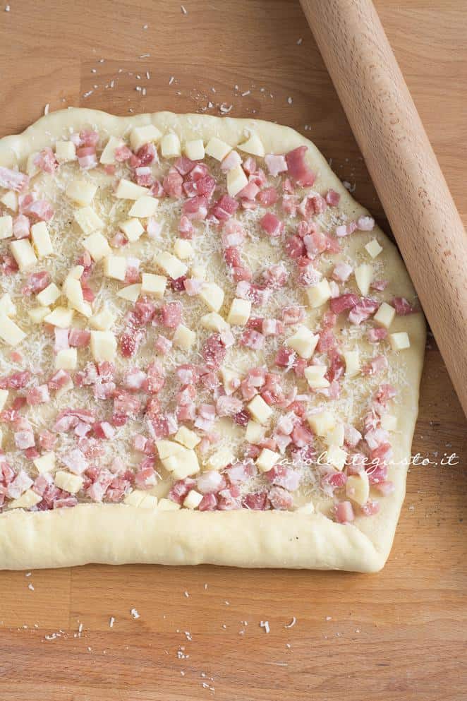 Stendere l'impasto e farcirlo - Ricetta Brioche Salata agli Albumi Stendere l'impasto e farcirlo - Ricetta Brioche Salata agli Albumi