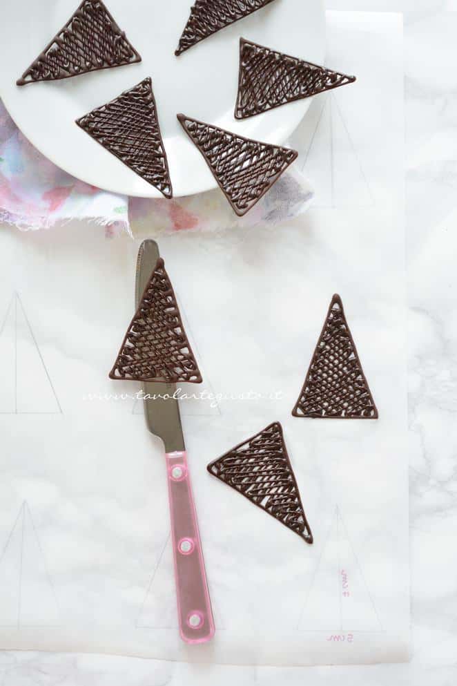 Triangoli di cioccolato pronti per essere utilizzati - Ricetta Decorazioni di cioccolato Triangoli di cioccolato pronti per essere utilizzati - Ricetta Decorazioni di cioccolato