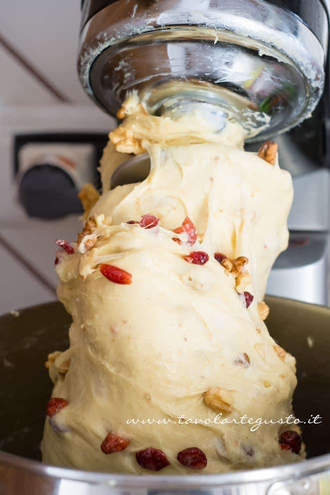Aggiunta dei mirtilli e noci - Ricetta Stollen -Cristmas Stollen Aggiunta dei mirtilli e noci - Ricetta Stollen -Cristmas Stollen