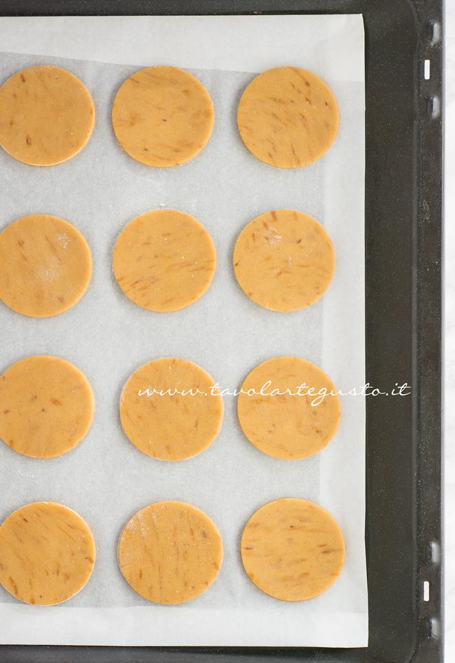 Biscotti pronti per essere infornati - Ricetta Biscotti al Cappuccino Biscotti pronti per essere infornati - Ricetta Biscotti al Cappuccino