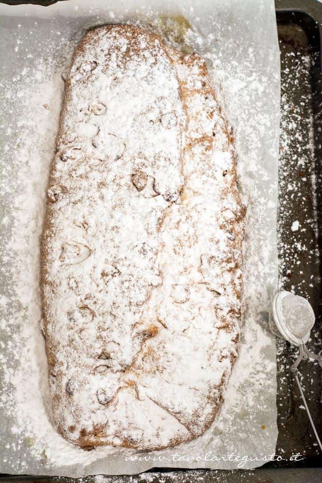 Cospargere di zucchero a velo - Ricetta Stollen -Cristmas Stollen Cospargere di zucchero a velo - Ricetta Stollen -Cristmas Stollen