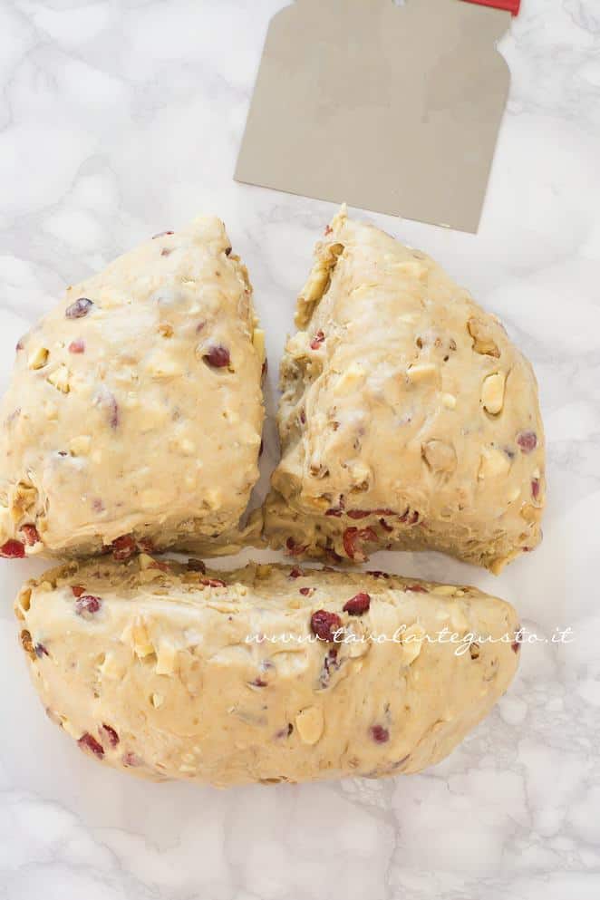 Dividere l'impasto in 3 o più pezzi - Ricetta Stollen -Cristmas Stollen Dividere l'impasto in 3 o più pezzi - Ricetta Stollen -Cristmas Stollen