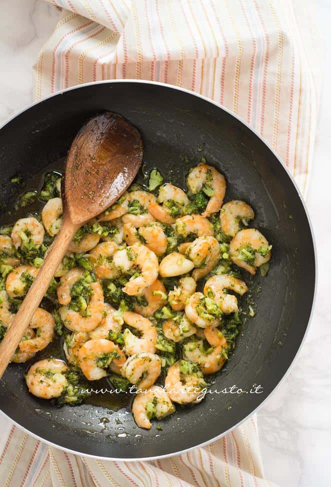 Il condimento di broccoli e gamberi pronto - Ricetta Calamarata con gamberi e broccoli Il condimento di broccoli e gamberi pronto - Ricetta Calamarata con gamberi e broccoli
