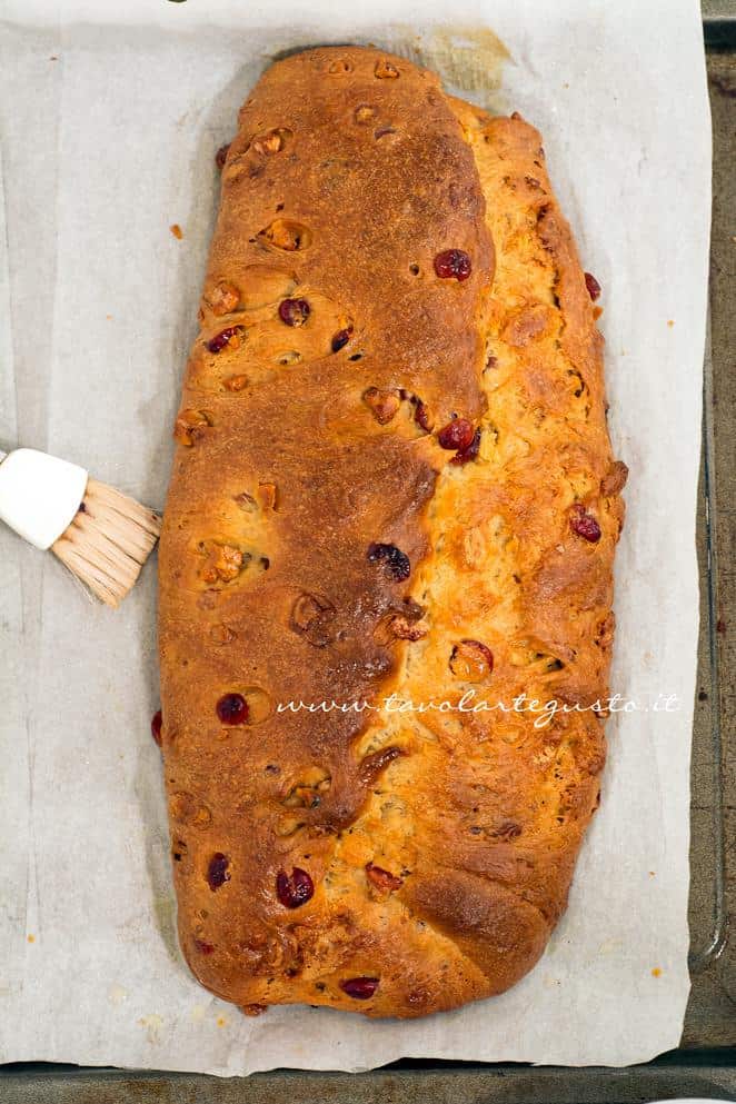 Pennellare di burro fuso appena sfornato - Ricetta Stollen -Cristmas Stollen Pennellare di burro fuso appena sfornato - Ricetta Stollen -Cristmas Stollen