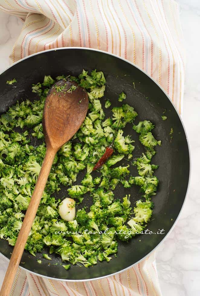 Salatare i broccoli in padelli - Ricetta Calamarata con gamberi e broccoli Salatare i broccoli in padelli - Ricetta Calamarata con gamberi e broccoli