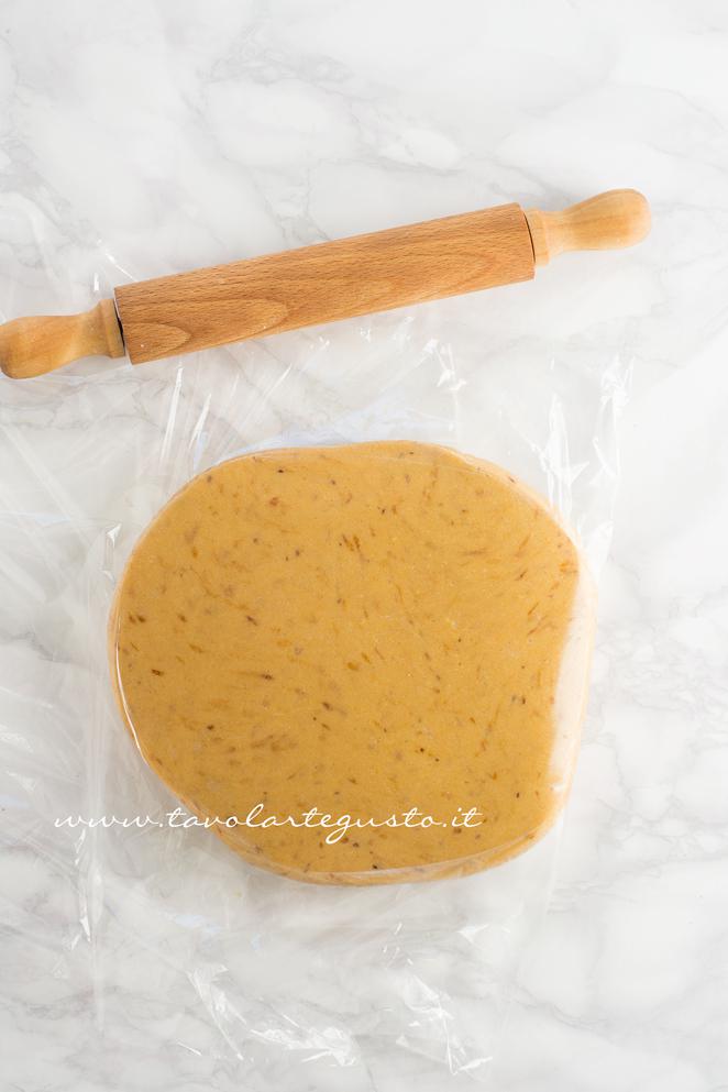 Sigillare la frolla con una pellicola per alimenti - Ricetta Biscotti al Cappuccino