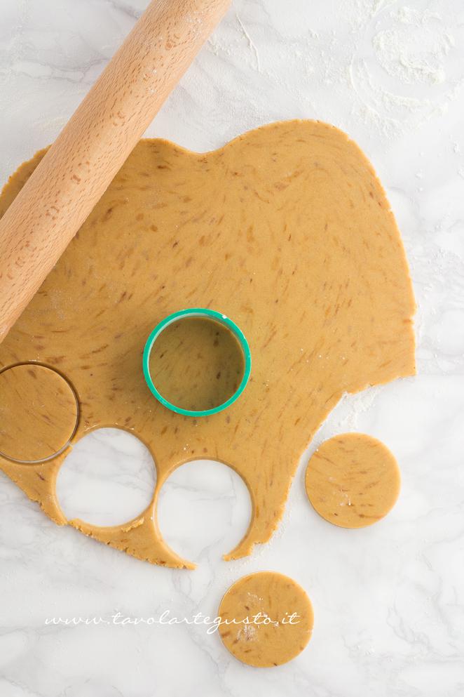 Stendere la sfoglia e intagliare i cerchi - Ricetta Biscotti al Cappuccino Stendere la sfoglia e intagliare i cerchi - Ricetta Biscotti al Cappuccino