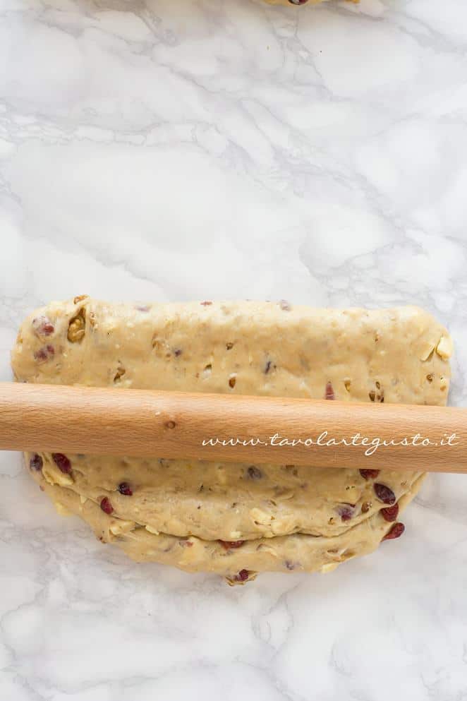 Stendere l'impasto per la formazione definitiva - Ricetta Stollen -Cristmas Stollen Stendere l'impasto per la formazione definitiva - Ricetta Stollen -Cristmas Stollen