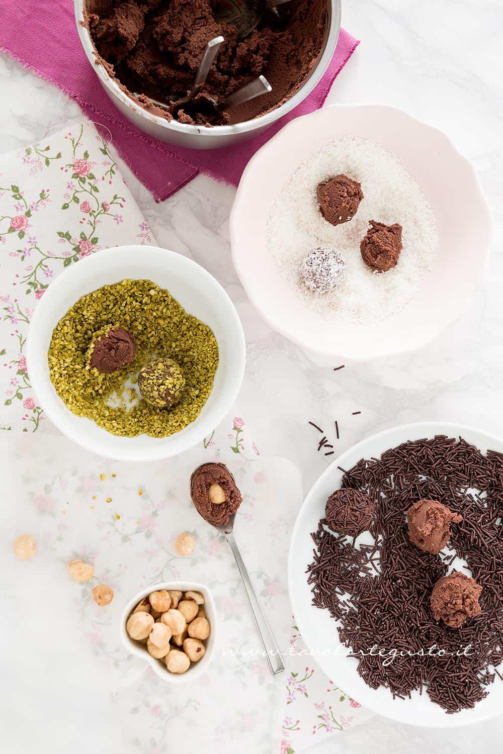 Tartufi al cioccolato gusto cocco, pistacchio, con codette al cioccolato, cuore di nocciola-Ricetta Tartufi al cioccolato Tartufi al cioccolato gusto cocco, pistacchio, con codette al cioccolato, cuore di nocciola-Ricetta Tartufi al cioccolato