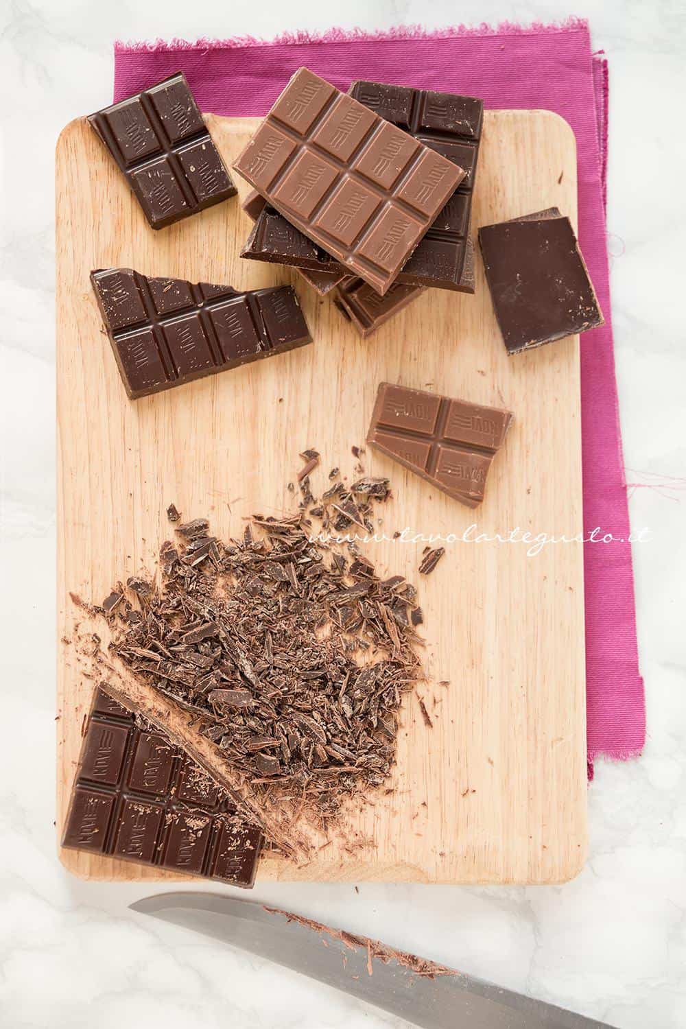Tritare il cioccolato - Ricetta Tartufi al cioccolato Tritare il cioccolato - Ricetta Tartufi al cioccolato