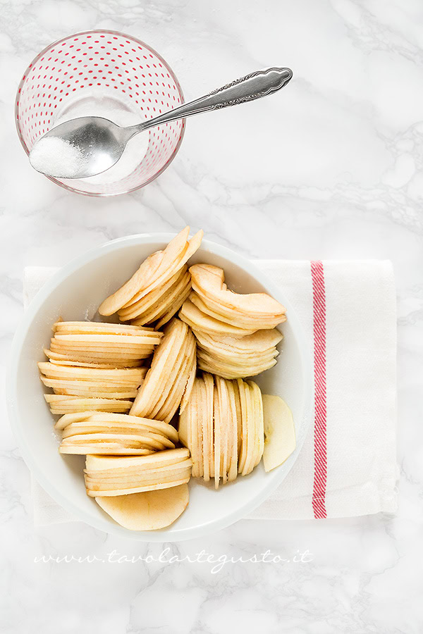Affettere le mele e cospargerle di zucchero - Ricetta Sfogliatine di mele Affettere le mele e cospargerle di zucchero - Ricetta Sfogliatine di mele