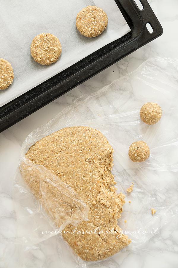 Come formare i Biscotti ai fiocchi d'avena - Ricetta Biscotti ai fiocchi d'avena Come formare i Biscotti ai fiocchi d'avena - Ricetta Biscotti ai fiocchi d'avena