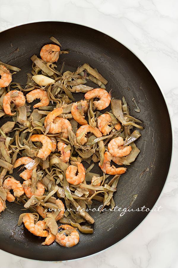Il condimento di carciofi e gamberi pronto - Ricetta Pasta risottata con carciofi, gamberi e pepe rosa Il condimento di carciofi e gamberi pronto - Ricetta Pasta carciofi e gamberi