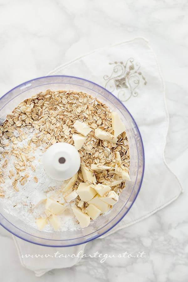 Inserire tutti gli ingredenti tranne le uove in un mixer - Ricetta Biscotti ai fiocchi d'avena Inserire tutti gli ingredenti tranne le uove in un mixer - Ricetta Biscotti ai fiocchi d'avena