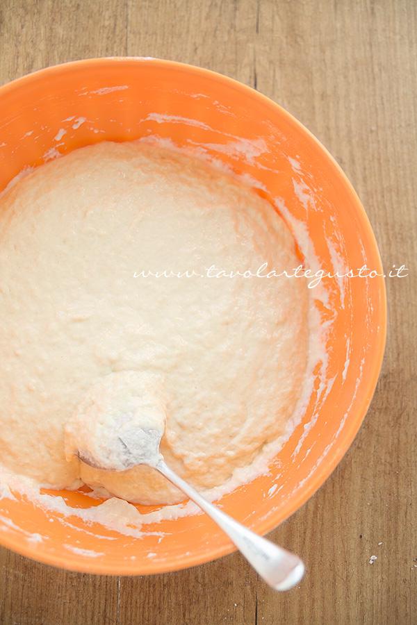 L'impasto pronto in ciotola con un cucchiaio - Ricetta Focaccia veloce e senza impasto L'impasto pronto in ciotola con un cucchiaio - Ricetta Focaccia veloce e senza impasto