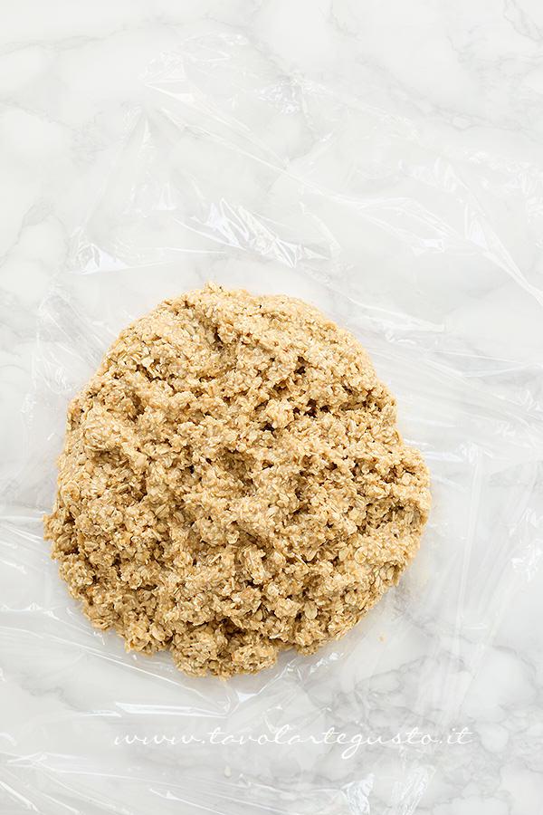 L'impasto pronto per essere sigillato in pellicola -Ricetta Biscotti ai fiocchi d'avena L'impasto pronto per essere sigillato in pellicola -Ricetta Biscotti ai fiocchi d'avena