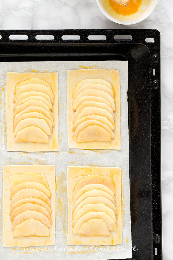 Pennellare i contorni con il tuorlo - Ricetta Sfogliatine di mele Pennellare i contorni con il tuorlo - Ricetta Sfogliatine di mele