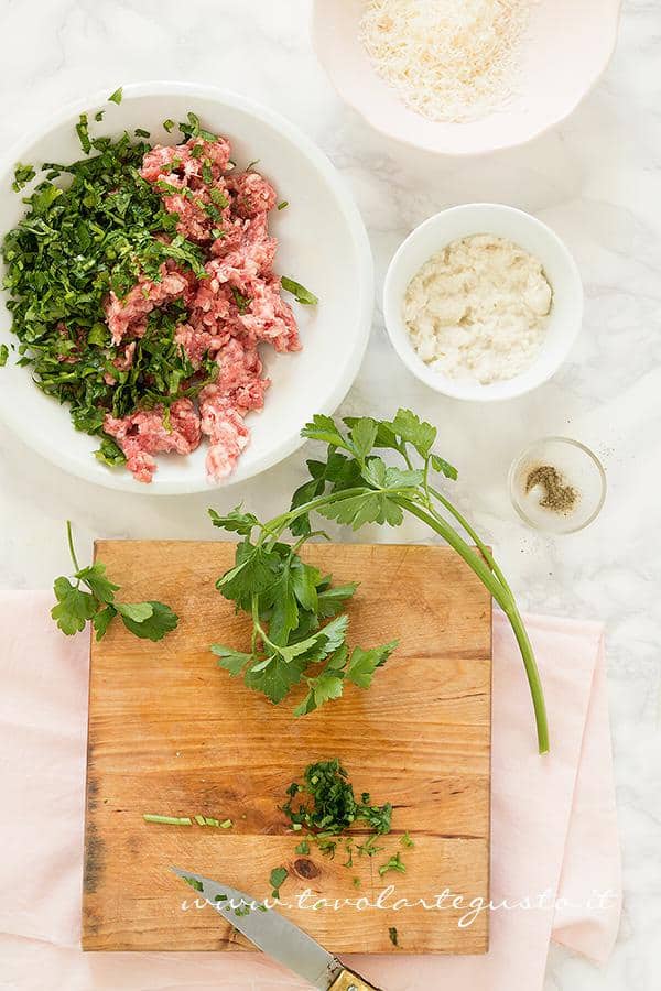 Preparare il ripieno - Ricetta Carciofi ripieni Preparare il ripieno - Ricetta Carciofi ripieni di salsiccia
