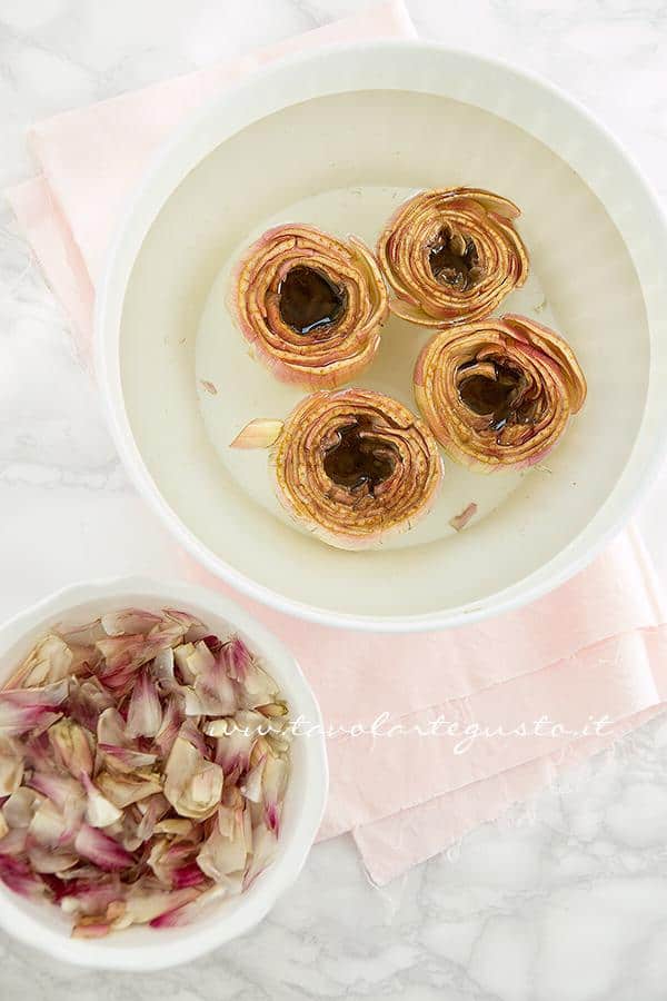 Pulire e svuotare i carciofi - Ricetta Carciofi ripieni Pulire e svuotare i carciofi - Ricetta Carciofi ripieni di salsiccia