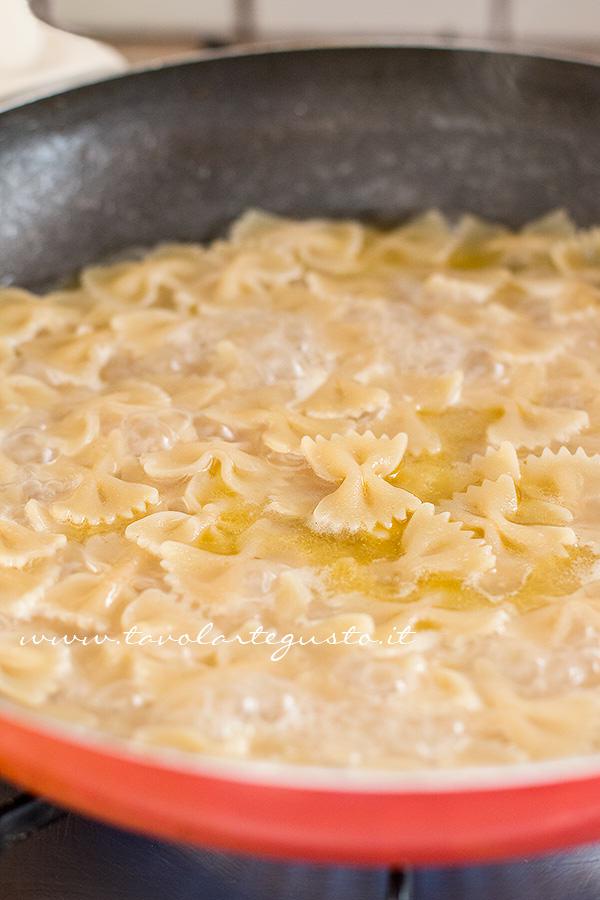 Risottare la pasta - Ricetta Pasta risottata con carciofi, gamberi e pepe rosa Risottare la pasta - Ricetta Pasta carciofi e gamberi