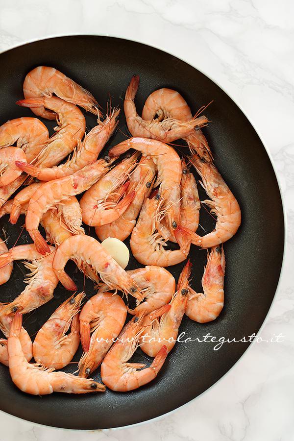 Saltare i gamberi in padella - Ricetta Pasta risottata con carciofi, gamberi e pepe rosa Saltare i gamberi in padella - Ricetta Pasta carciofi e gamberi