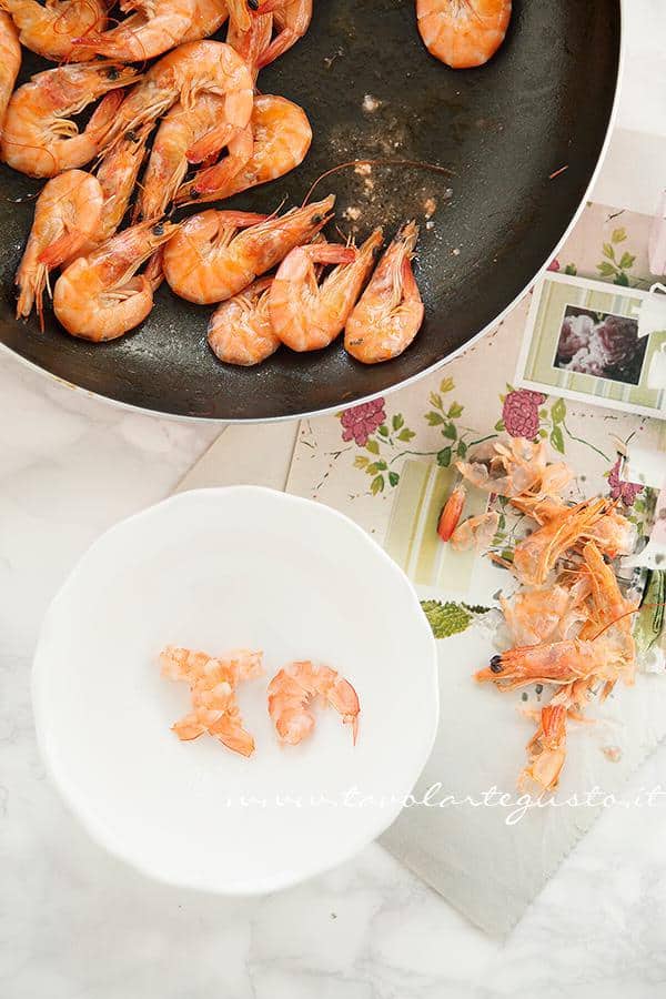 Sgusciare i gamberi conservando il succo di cottura - Ricetta Pasta risottata con carciofi, gamberi e pepe Sgusciare i gamberi conservando il succo di cottura - Ricetta Pasta carciofi e gamberi