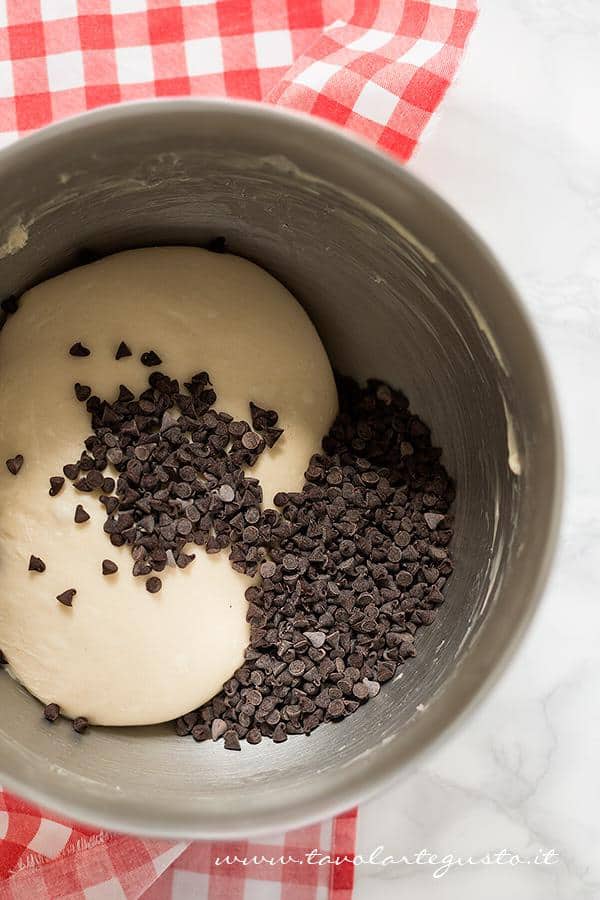 Aggiungere le gocce di cioccolato - Ricetta Pangoccioli Aggiungere le gocce di cioccolato - Ricetta Pangoccioli