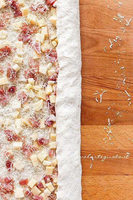 Arrotolare l'impasto - Ricetta Casatiello napoletano