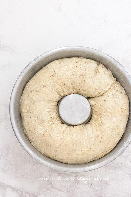 Disporre la ciambella di Casatiello in teglia - Ricetta Casatiello napoletano