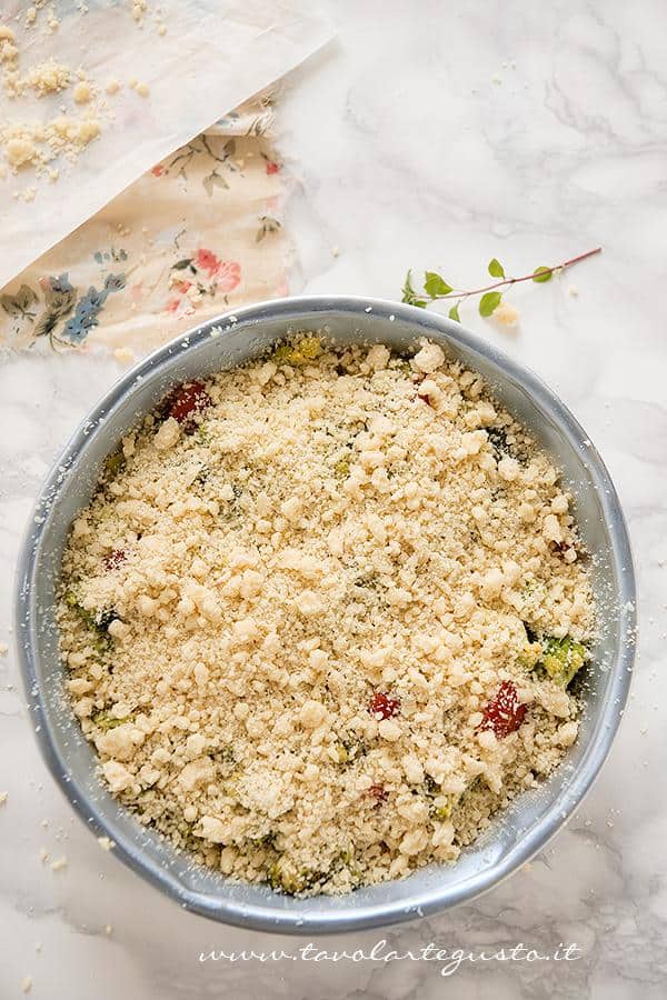 Disporre le verdure in teglia e aggiungere il Crumble - Ricetta Crumble di Verdure Disporre le verdure in teglia e aggiungere il Crumble - Ricetta Crumble di Verdure