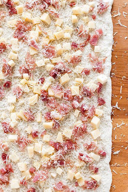 Farcire l'impasto con salumi e formaggi - Ricetta Casatiello napoletano