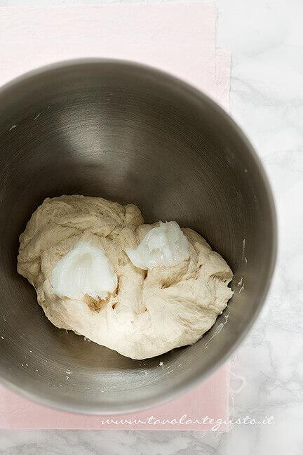 Incordare il Casatiello - Ricetta Casatiello napoletano