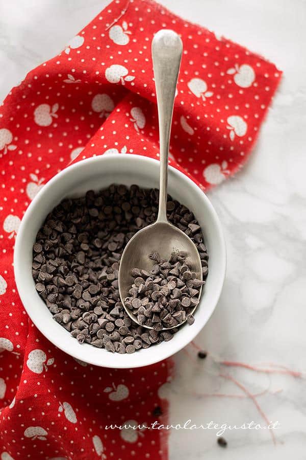Porre le gocce di cioccolato in freezer - Ricetta Pangoccioli Porre le gocce di cioccolato in freezer - Ricetta Pangoccioli