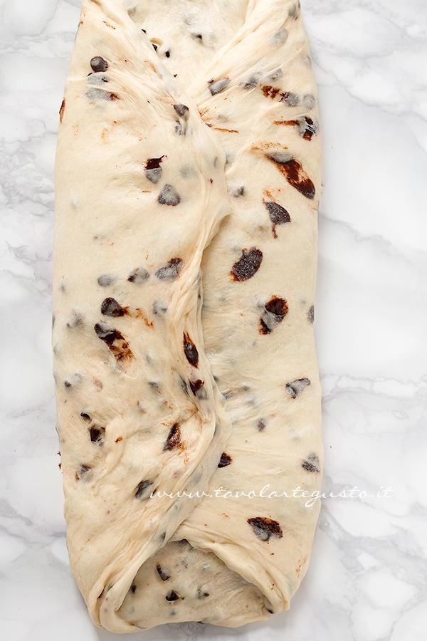 Rompere la lievitazione e fare 2 pieghe - Ricetta Pangoccioli Rompere la lievitazione e fare 2 pieghe - Ricetta Pangoccioli