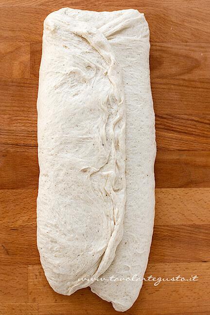 Rompere la lievitazione e fare 3 pieghe - Ricetta Casatiello napoletano