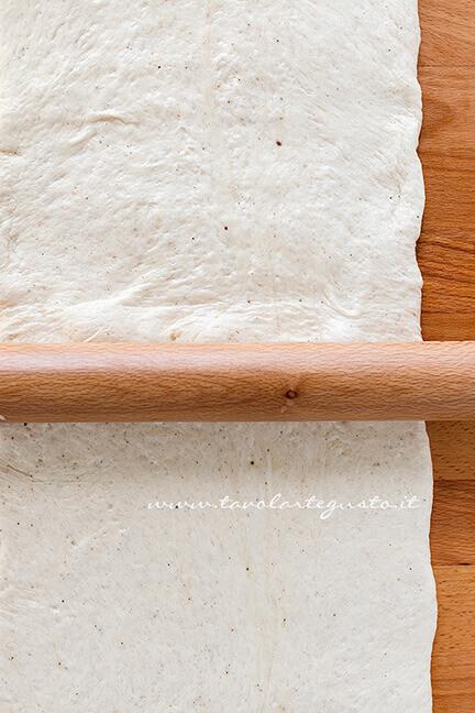 Stendere l'impasto - Ricetta Casatiello napoletano