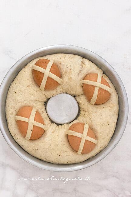 Uova a croce sul Casatiello - Ricetta Casatiello napoletano