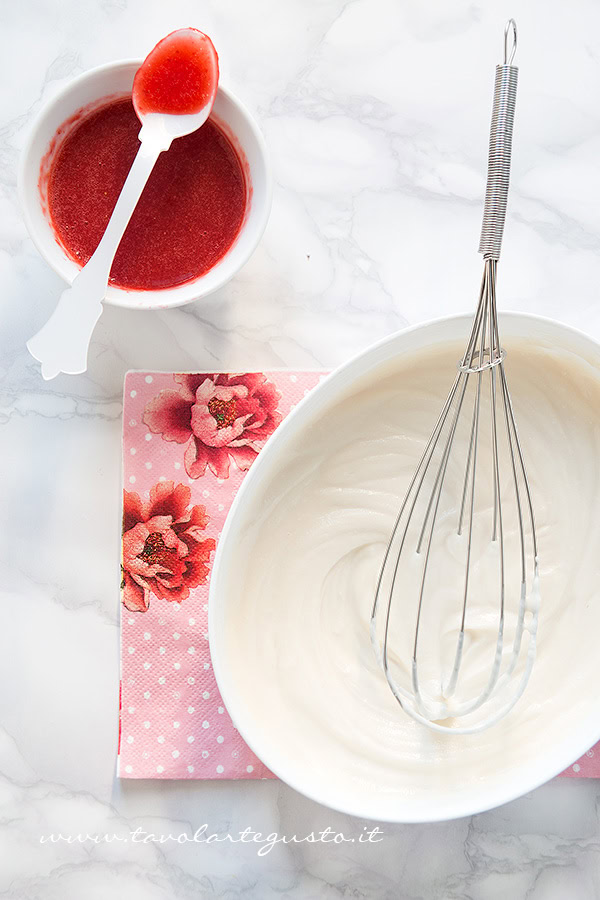 Aggiungere alla crema di ricotta, la purea di fragole - Ricetta Cheesecake alle Fragole
