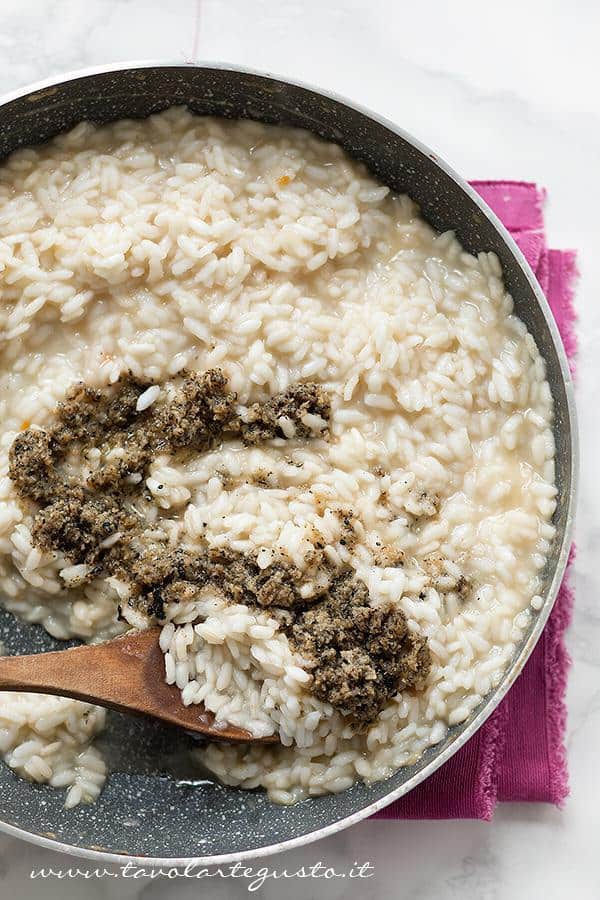 Aggiungere la crema di Tartufo al risotto - Ricetta Risotto al Tartufo nero estivo