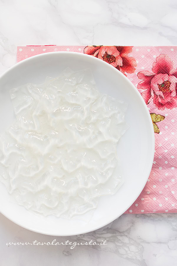 Ammorbidire la gelatina in fogli - Ricetta Cheesecake alle Fragole