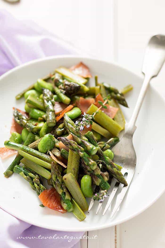 Asparagi in padella, con fave, speck e timo - Ricetta Asparagi in padella