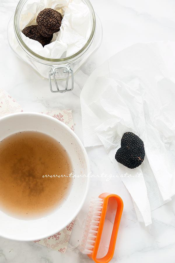 Come pulire il Tartufo nero estivo - Ricetta Risotto al Tartufo nero estivo