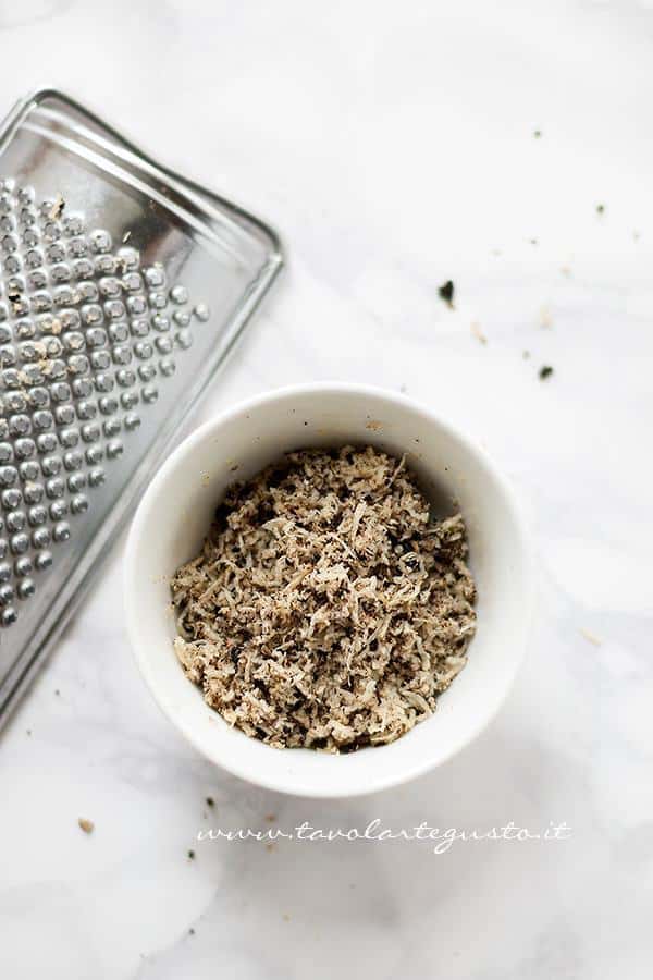 Grattugiare il Tartufo nero estivo - Ricetta Risotto al Tartufo nero estivo