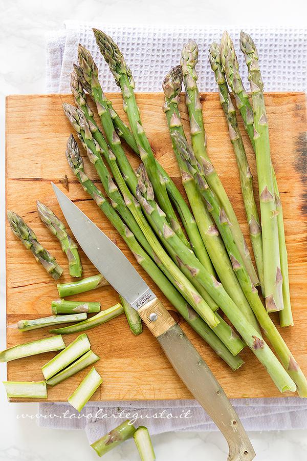 Pulire e affettare gli Asparagi - Ricetta Asparagi in padella